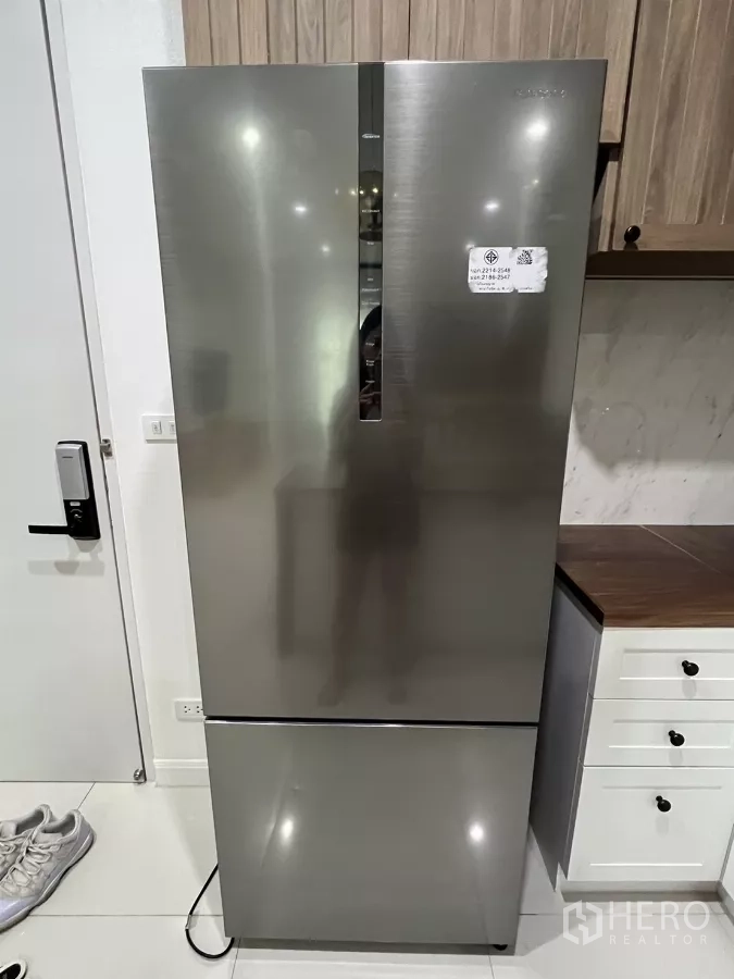 คอนโด ให้เช่าในBang Kapi, Bangkok - ตู้เย็นสแตนเลสแบบสองตอนในครัว