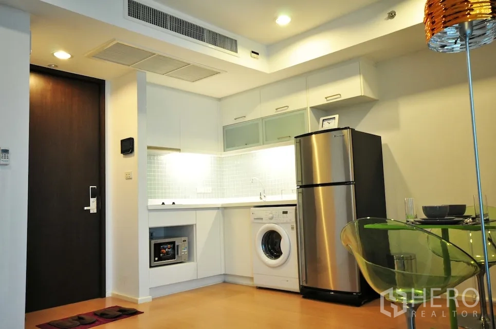 คอนโด ให้เช่าหรือขายในWatthana, Bangkok - ครัวบิวท์อินโทนขาว พร้อมเครื่องซักผ้า ตู้เย็นสแตนเลส ไมโครเวฟ และมุมรับประทานอาหาร
