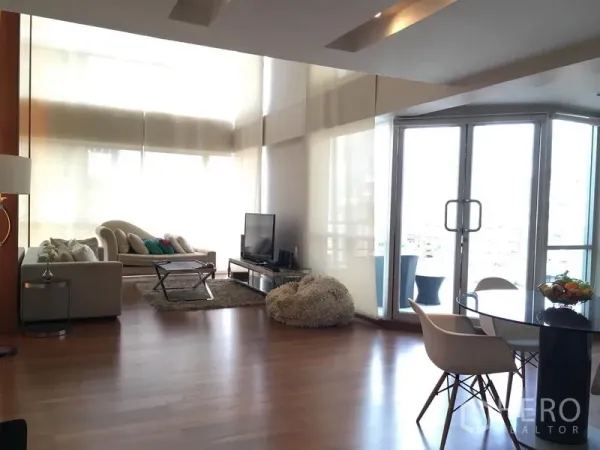 คอนโด ให้เช่าในPathum Wan, Bangkok - ห้องนั่งเล่นโปร่ง แสงธรรมชาติ โซฟา ทีวี และผ้าม่านสูง