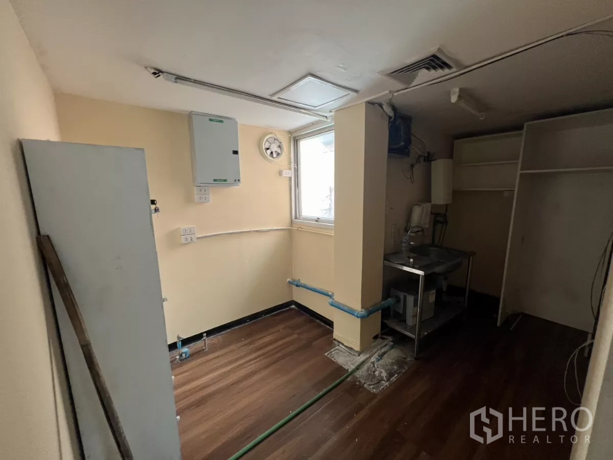 พื้นที่ขายปลีก ให้เช่า - ห้องยูทิลิตี้พร้อมอ่างสแตนเลส ท่อ และช่องระบายอากาศ