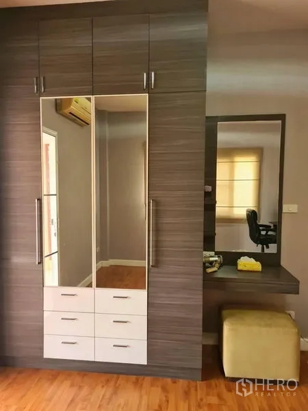 บ้าน ให้เช่าในSai Mai, Bangkok - ตู้เสื้อผ้าบิวท์อินบานกระจกเงา พร้อมโต๊ะเครื่องแป้งข้างๆ