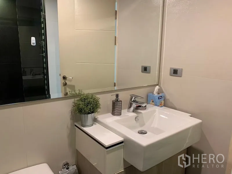 คอนโด ให้เช่าในKhlong Toei, Bangkok - เคาน์เตอร์อ่างล้างหน้าห้องน้ำกะทัดรัด กระจกบานใหญ่ และก๊อกโครเมียม