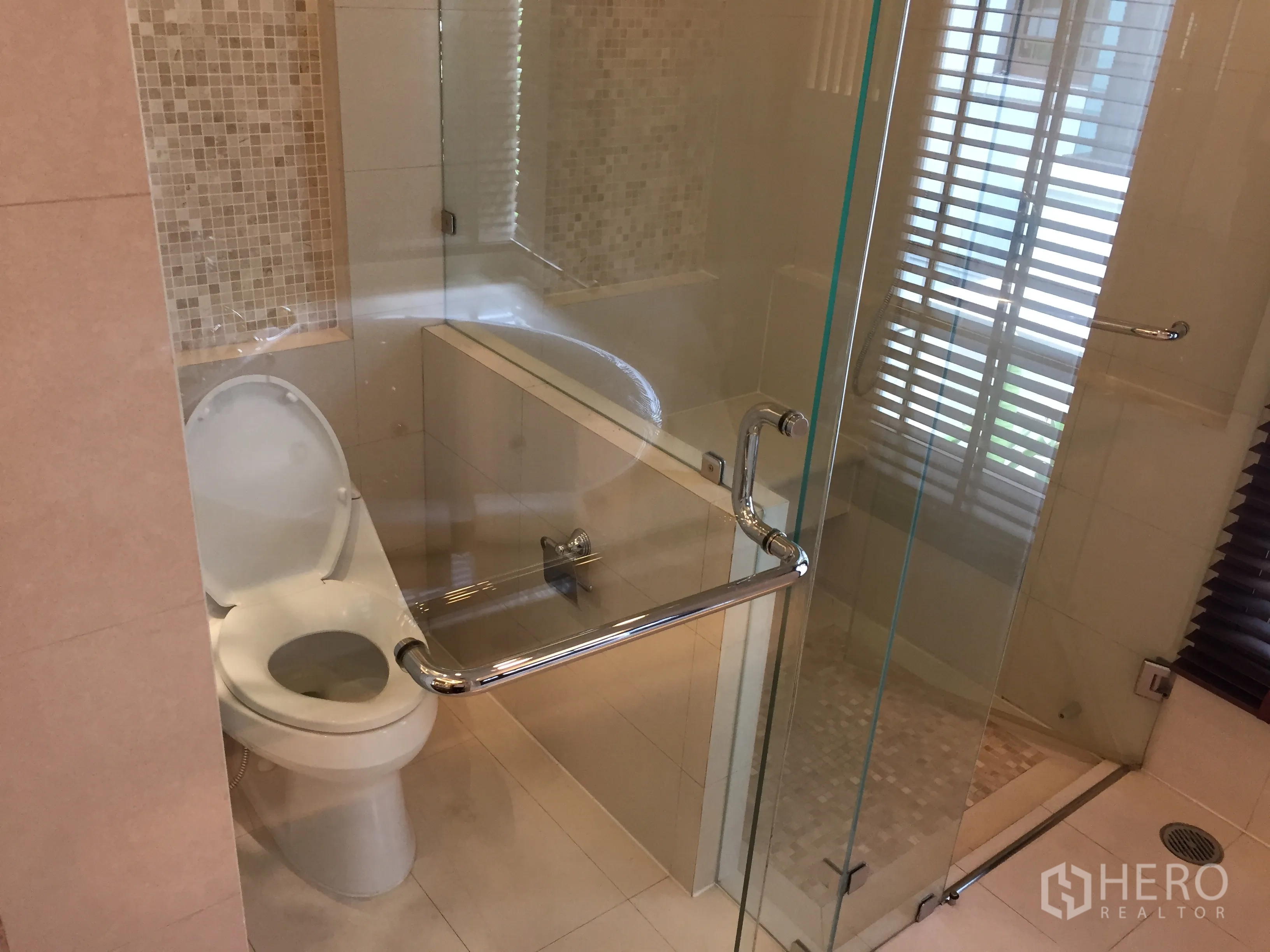 บ้าน ให้เช่าในYan Nawa, Bangkok - ห้องน้ำมีโถสุขภัณฑ์และตู้ฝักบัวกระจกตกแต่งกระเบื้องโมเสก