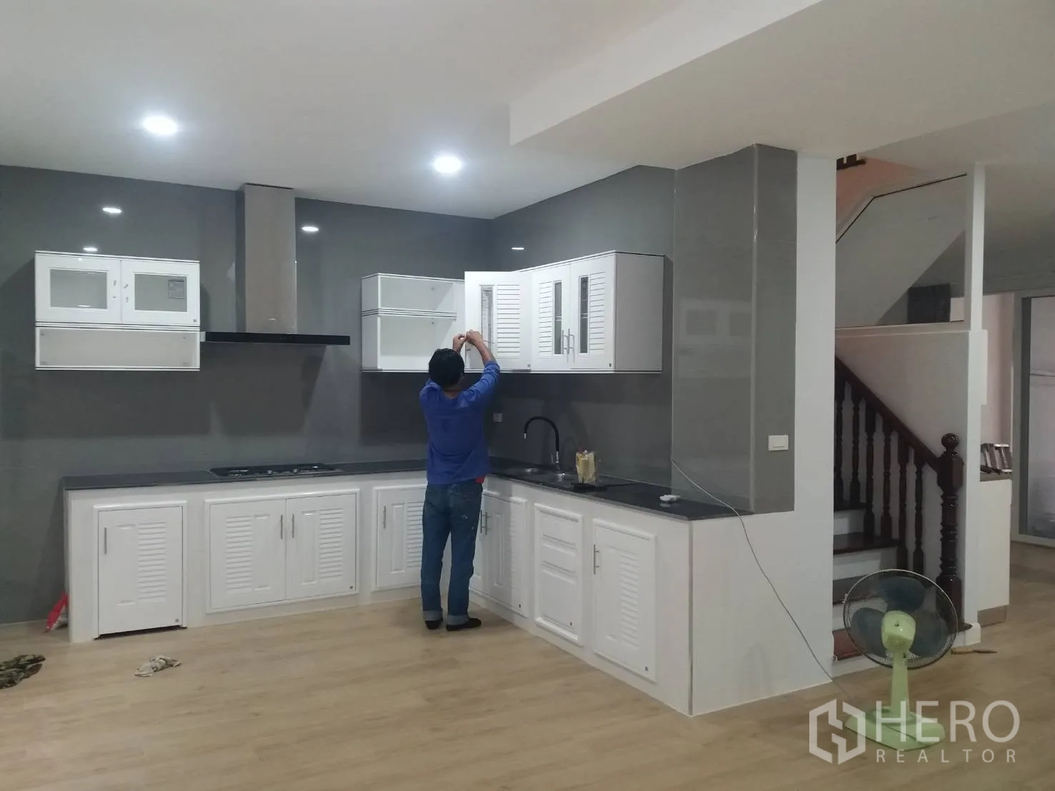 ทาวน์เฮาส์ ให้เช่าในKhlong Toei, Bangkok - ครัวสไตล์ทันสมัย ตู้สีขาว เตาและฮูด เคาน์เตอร์สีดำ ผนังแบ็กสแปลชสีเทา.