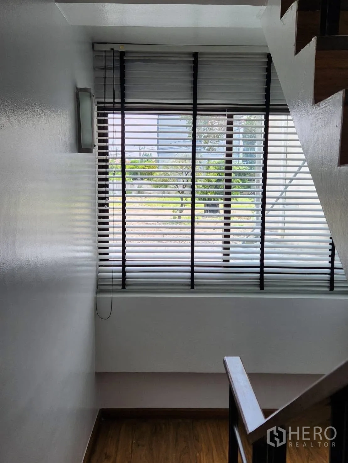 ทาวน์เฮาส์ ให้เช่าในSuan Luang, Bangkok - ช่องบันไดพร้อมมู่ลี่กรองแสง