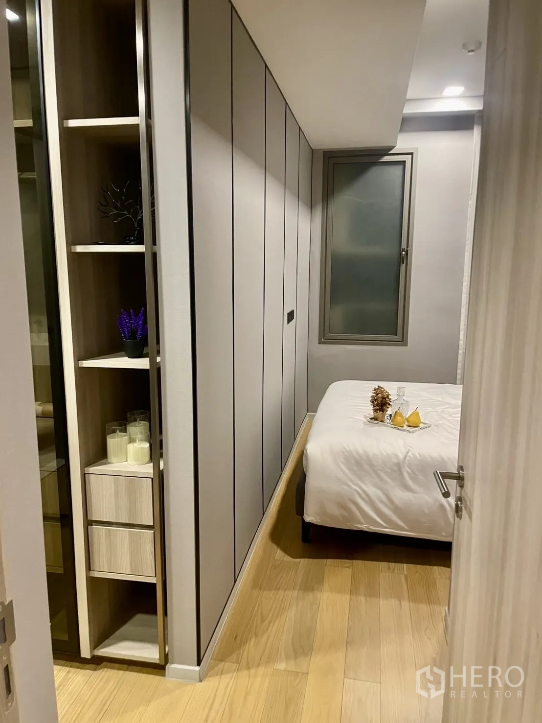 คอนโด ให้เช่าในWatthana, Bangkok - โถงทางเดินไปยังห้องนอน มีชั้นวางของเปิดและหน้าต่าง