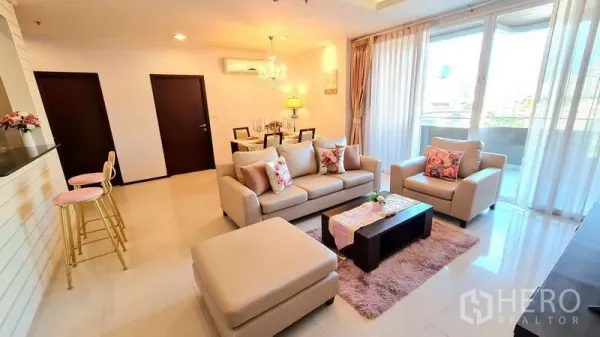 คอนโด ให้เช่าในWatthana, Bangkok - พื้นที่นั่งเล่นพร้อมชุดโซฟาและประตูกระจกสูงจรดเพดานออกสู่ระเบียง