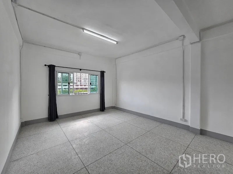 店屋 出租 - 卧室带窗帘与窗户，可见周边建筑。