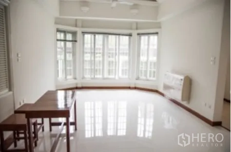 บ้าน ให้เช่าในKhlong Toei, Bangkok - ห้องรับแขกหรือรับประทานอาหารสว่าง พื้นกระเบื้องมันวาวและหน้าต่างรอบด้าน