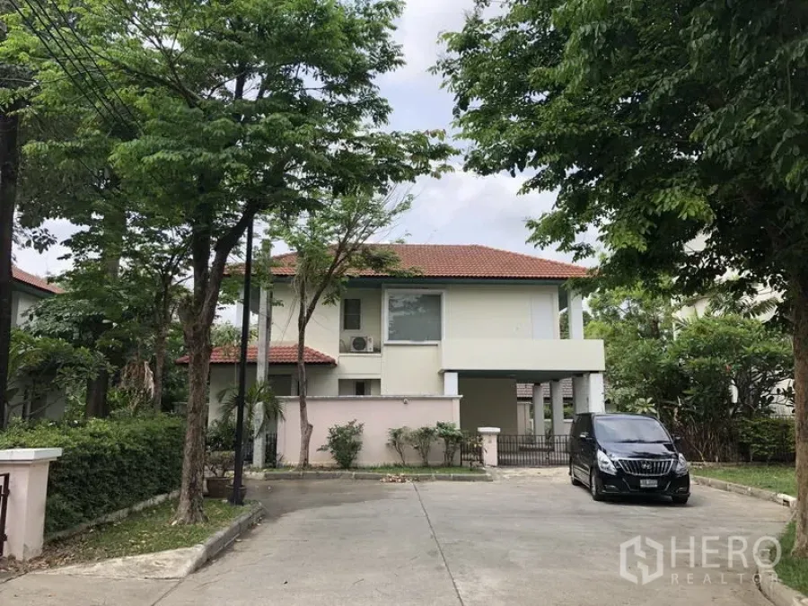 Detached House for rent in Wang Thonglang, Bangkok - Two-storey detached house with red-tile roof, driveway, carport and mature trees in a quiet compound in Wang Thonglang.