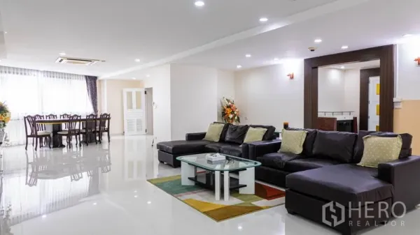 คอนโด ให้เช่าหรือขายในKhlong Toei, Bangkok - โถงนั่งเล่นเชื่อมต่อรับประทานอาหาร พร้อมโซฟาตัวยาวและหน้าต่างบานกว้าง.