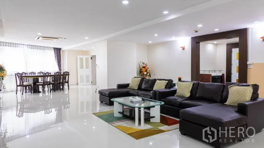 公寓 出租或出售在Khlong Toei, Bangkok - 开放式客餐厅，转角沙发与大面积采光窗。