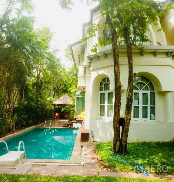 บ้าน ให้เช่าหรือขายในBang Na, Bangkok - สระว่ายน้ำส่วนตัวริมสวนทรอปิคัลข้างตัวบ้าน