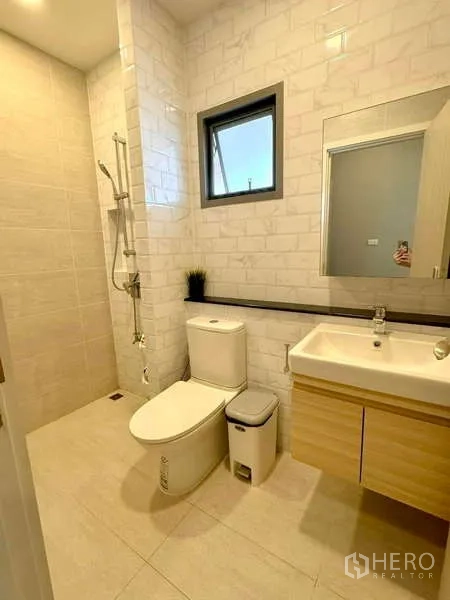 บ้าน ขายในLat Krabang, Bangkok - ห้องน้ำสว่าง ผนังลายอิฐขาว อ่างล้างหน้า โถสุขภัณฑ์ และฝักบัว