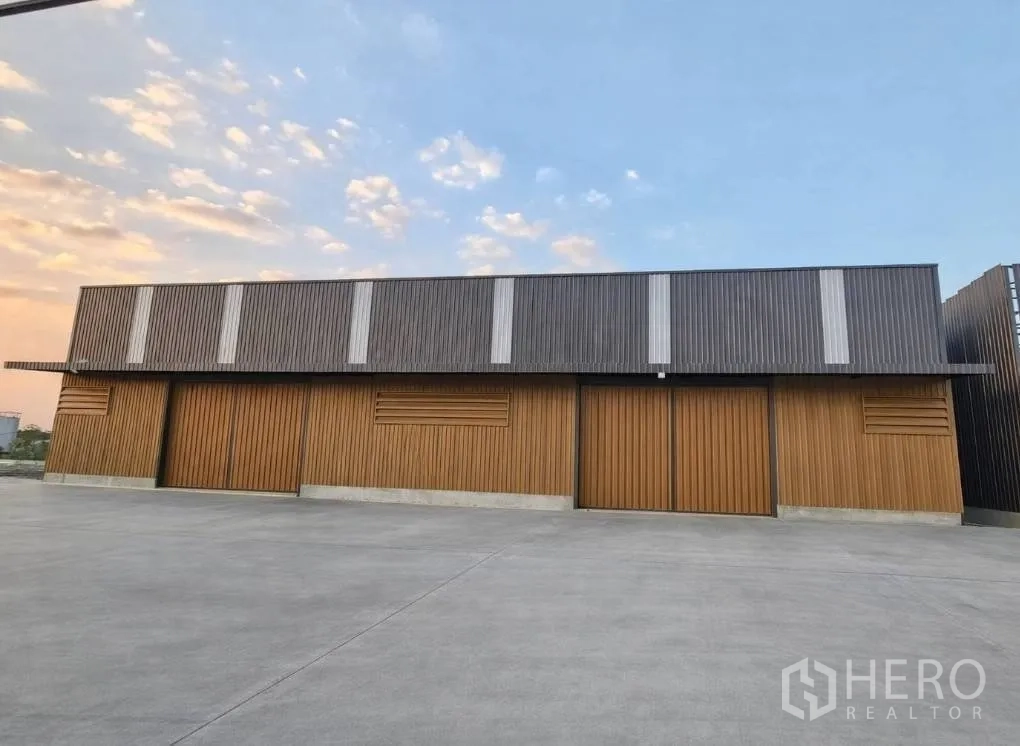 โกดัง for rent in Bang Khen, Bangkok - ด้านหน้าโกดังมีลานคอนกรีตกว้าง พร้อมประตูบานสไลด์หลายบานสำหรับขนถ่าย