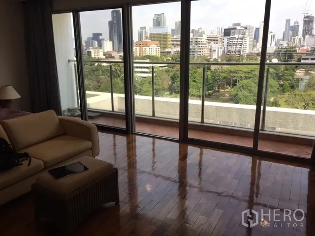 คอนโด ให้เช่าในPathum Wan, Bangkok - มุมนั่งเล่นติดระเบียง พื้นไม้ พร้อมวิวสกายไลน์กว้างไกล