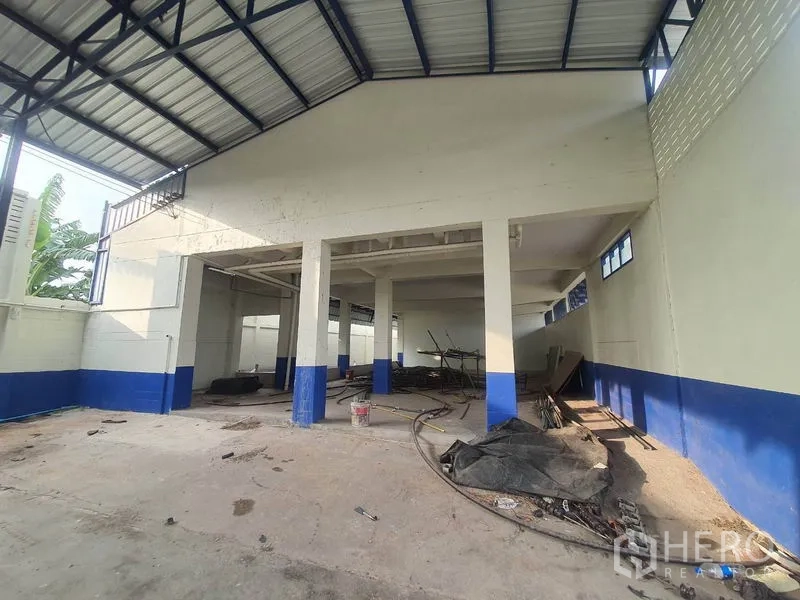 工厂 出租在Bang Bua Thong, Nonthaburi - 带顶工作区与立柱，基础管线到位便于装修。