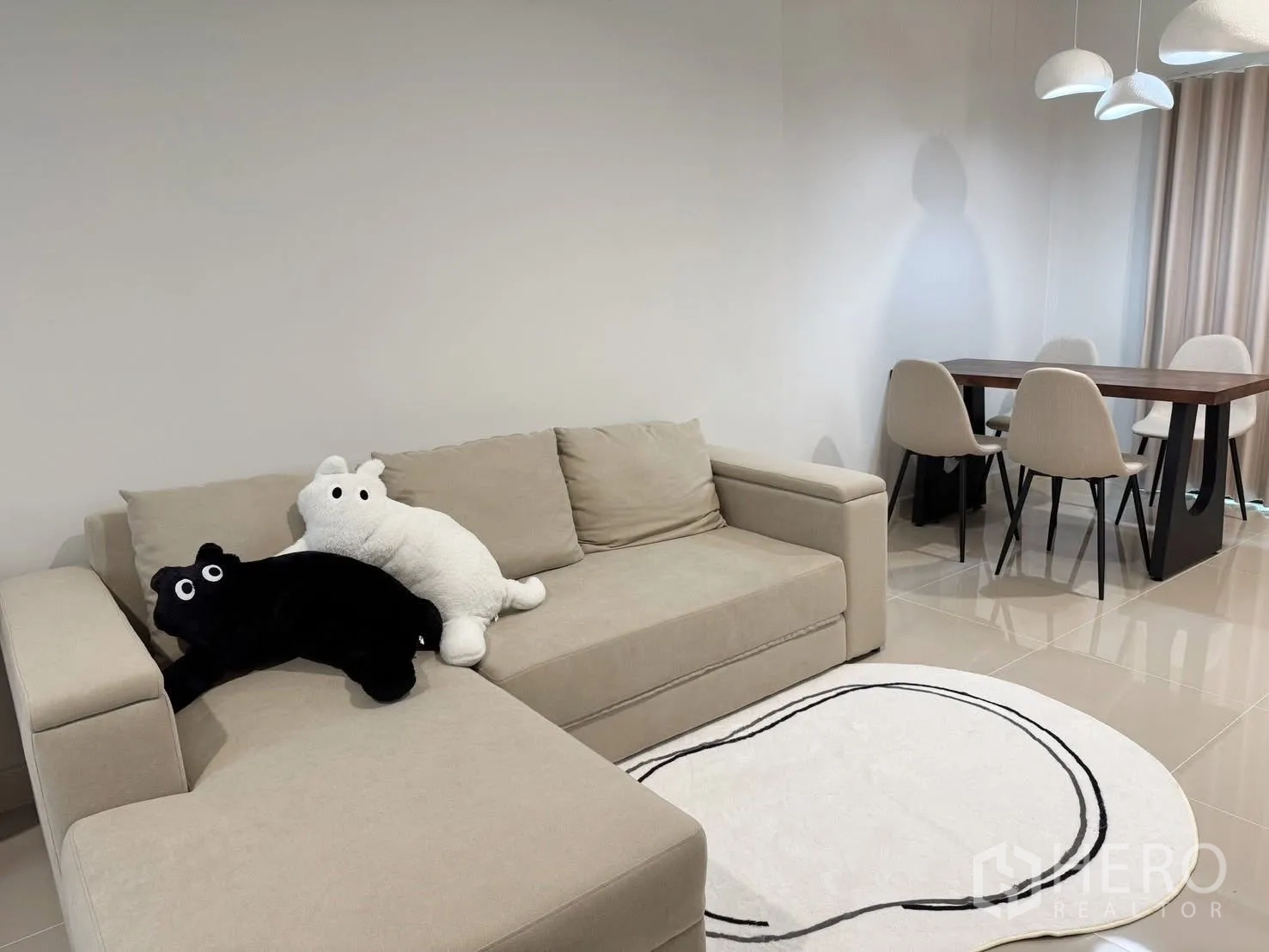 ทาวน์เฮาส์ for rent in Bang Phli, Samut Prakan - พื้นที่นั่งเล่นและทานอาหาร โซฟาเข้ามุม พรมกลม โต๊ะอาหารและโคมไฟแขวน