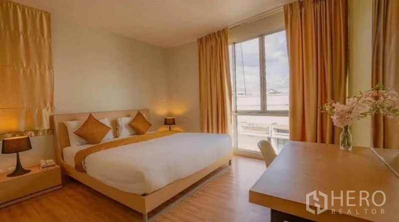 零售空间 出售在Phra Nakhon, Bangkok - 明亮卧室，设大床、书桌、金色窗帘与大窗。