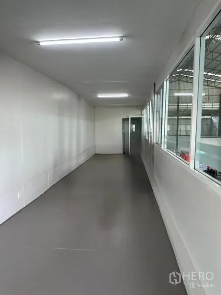 คลังสินค้า ให้เช่าในLat Krabang, Bangkok - โถงชั้นลอยสำนักงาน มีช่องหน้าต่างมองเห็นลานโกดังและไฟ LED สว่าง