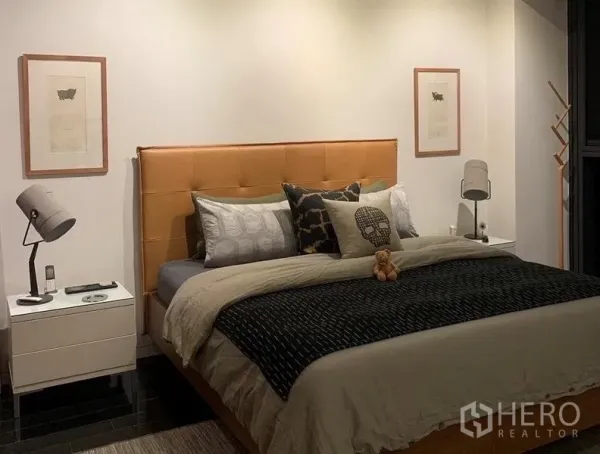 公寓 出售在Sathon, Bangkok - 主卧配软包床头、床头柜与台灯，氛围温馨。