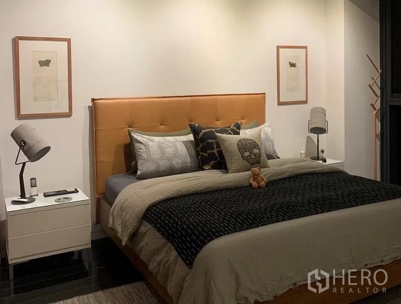 公寓 出售在Sathon, Bangkok - 主卧配软包床头、床头柜与台灯，氛围温馨。