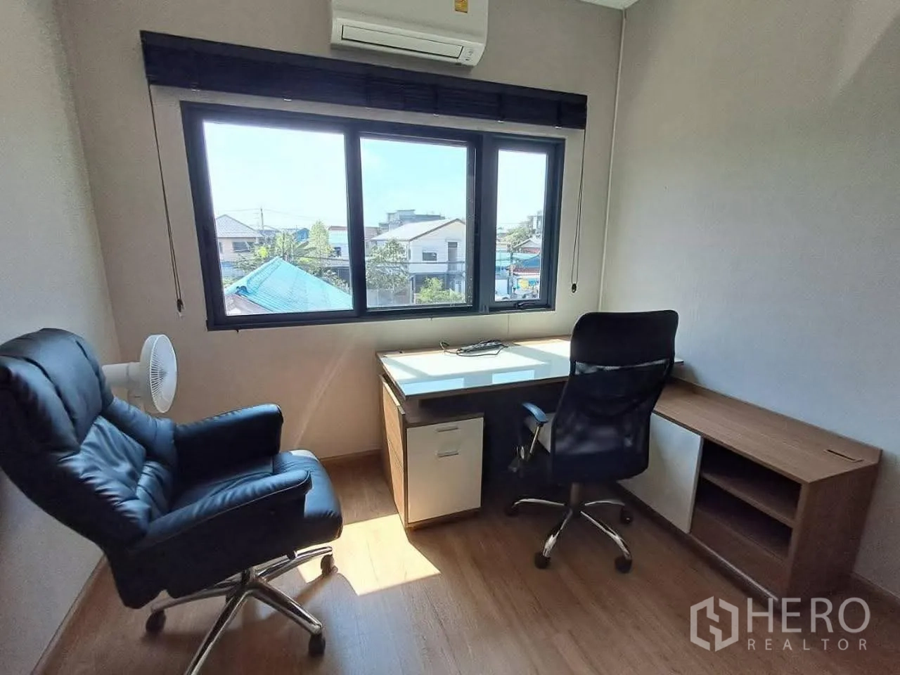 联排别墅 for rent in Bang Kapi, Bangkok - 采光良好的书房，配两把办公椅、书桌与空调。