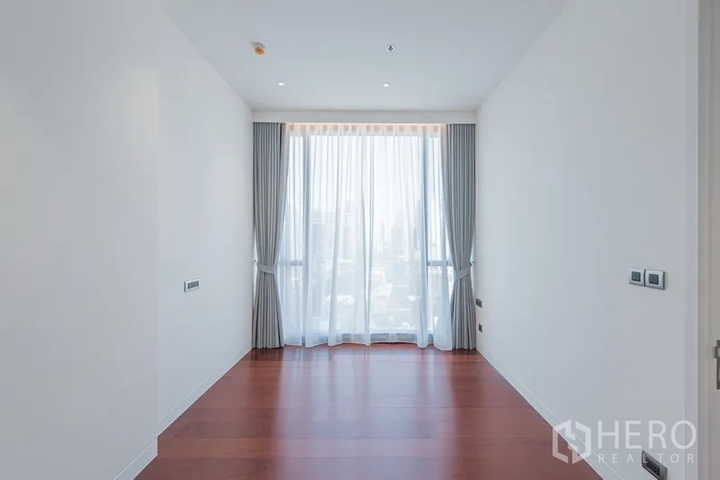 公寓 出售在Watthana, Bangkok - 紧凑房间，整面玻璃窗与城市景观、木地板。