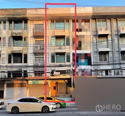 Shophouse for rent in Chatuchak, Bangkok - Multi-storey shophouse facade in Chatuchak outlined in red on a main road with cars in front.