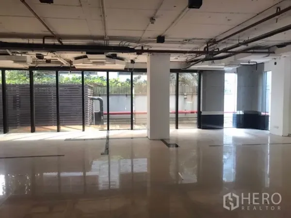 สำนักงาน ให้เช่าในWatthana, Bangkok - พื้นที่ทำงานสว่าง กระจกเต็มบาน เสากลาง และพื้นมันวาวรับแสงธรรมชาติ