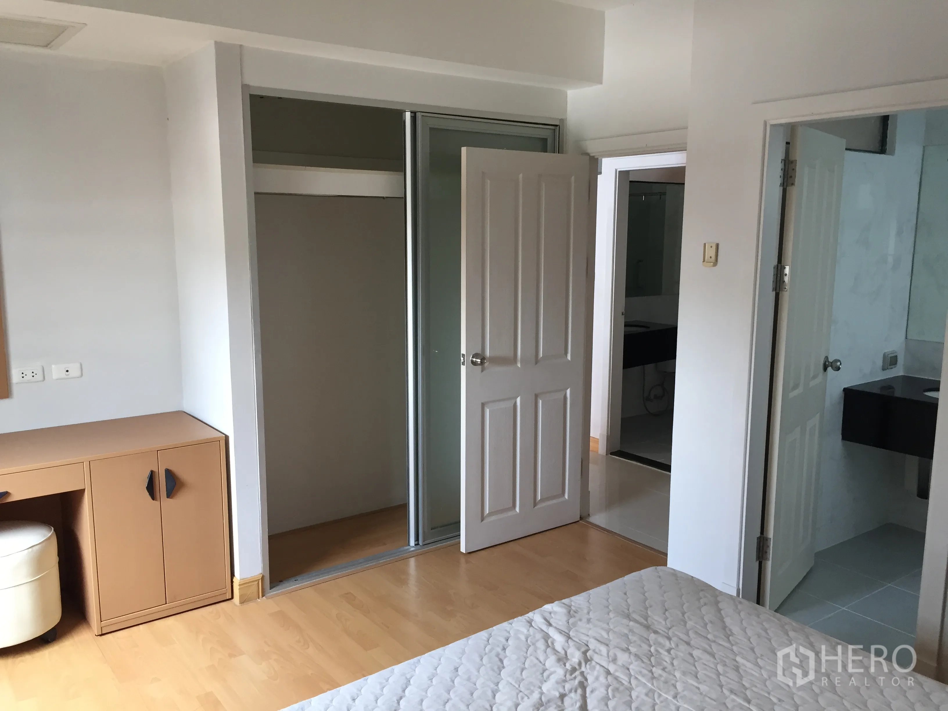 คอนโด ให้เช่าในWatthana, Bangkok - ห้องนอนพื้นไม้ ตู้เสื้อผ้าบิลต์อิน โต๊ะเครื่องแป้ง และทางเข้าสู่ห้องน้ำโดยตรง