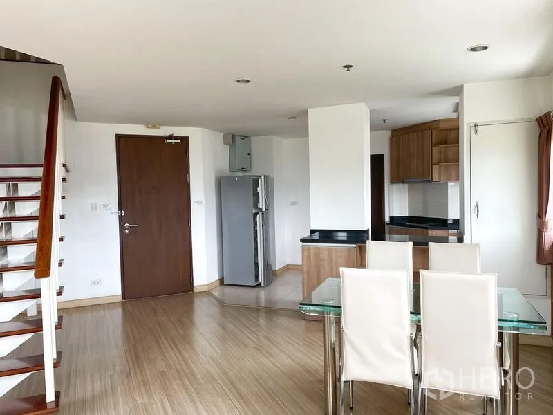 คอนโด ให้เช่าในKhlong Toei, Bangkok - พื้นที่รับประทานอาหารโต๊ะกระจก เก้าอี้สีขาว ติดครัวเปิดและประตูทางเข้า