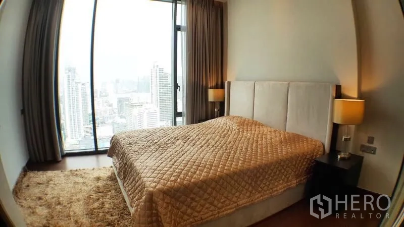 คอนโด ให้เช่าในKhlong Toei, Bangkok - ห้องนอนมุมมองกว้าง เห็นสกายไลน์ผ่านกระจกสูง