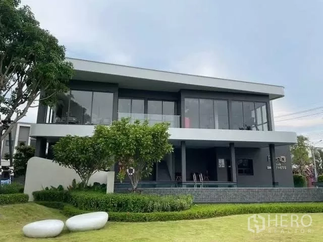 ทาวน์เฮาส์ ให้เช่าในBang Phli, Samut Prakan - คลับเฮาส์ส่วนกลางดีไซน์โมเดิร์นพร้อมสนามหญ้าตกแต่ง.