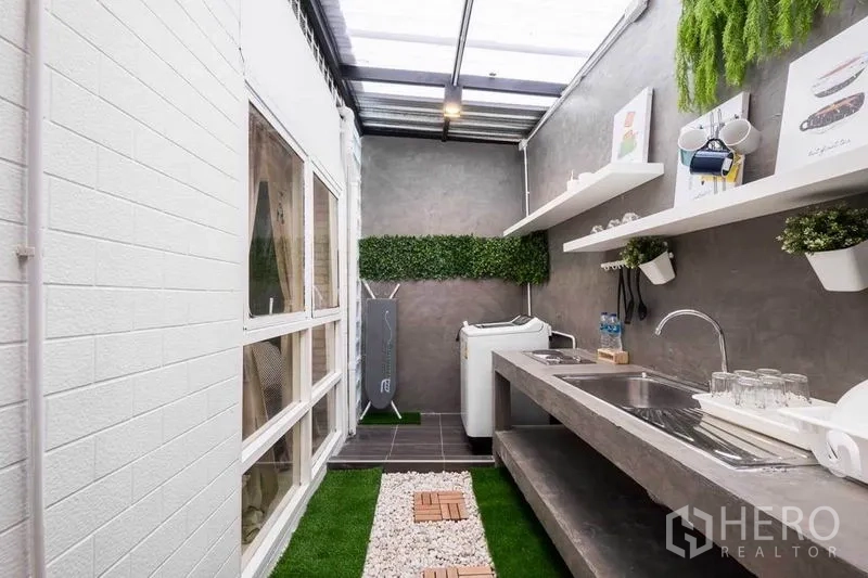 บ้าน ให้เช่าในKhlong Toei, Bangkok - ครัวกึ่งเอาต์ดอร์ หลังคาโปร่งแสง อ่างล้างจานคู่ ชั้นลอย และทางเดินกรวด