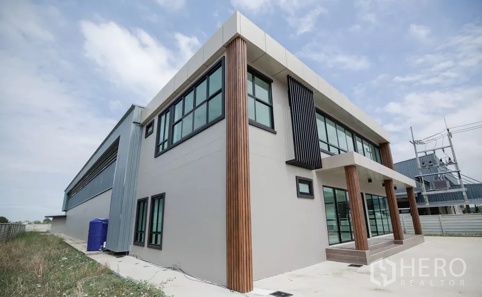 Factory for rent or sale in Bang Len, Nakhon Pathom - Rear and side view of the complex with two-storey office and service area beside the yard.