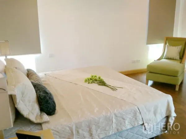 คอนโด ให้เช่าในKhlong Toei, Bangkok - ห้องนอนอบอุ่น มีเก้าอี้บุนวม ชุดเครื่องนอนโทนกลาง และมู่ลี่หน้าต่าง