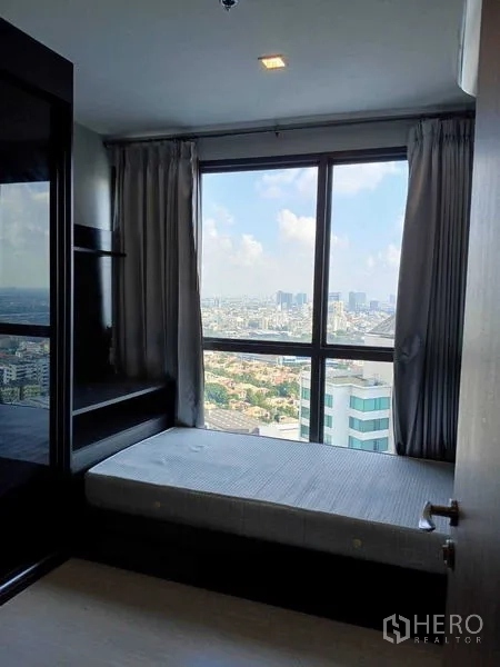 คอนโด ให้เช่า - ห้องนอนเล็กพร้อมเตียงเดี่ยว ตู้บิลต์อิน และวิวเมืองกว้าง