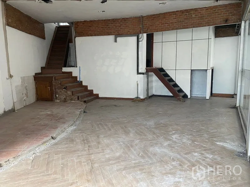 อาคารพาณิชย์ ให้เช่าในKhlong Toei, Bangkok - พื้นที่ชั้นล่างแบบโอเพ่นพร้อมพื้นลายก้างปลาและกระจกเต็มบานหันสู่ถนน.