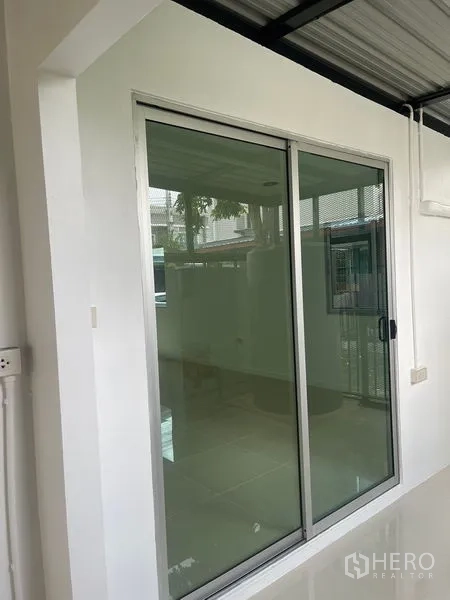 Townhouse for sale - Sliding glass door separating kitchen and indoor living zone