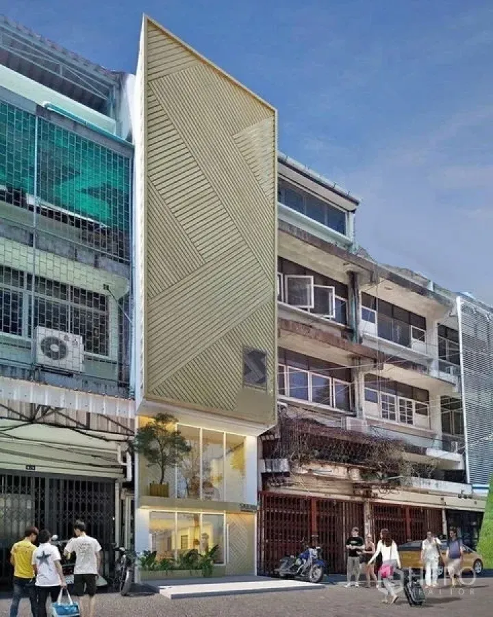 店屋 出售在Khlong Toei, Bangkok - 现代店屋外立面，几何金色装饰与落地玻璃临街店面，坐落于曼谷街区。