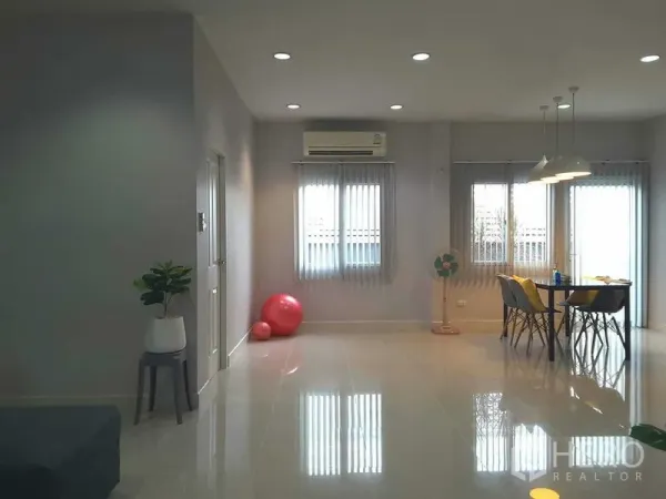 บ้าน ให้เช่าในLam Luk Ka, Pathum Thani - มุมทานอาหารติดหน้าต่าง พร้อมมู่ลี่และโคมไฟแขวน บรรยากาศโปร่ง