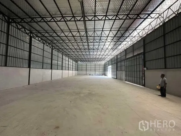 คลังสินค้า ให้เช่าในKhlong Sam Wa, Bangkok - พื้นที่โกดังโล่ง หลังคาฉนวน ผนังเมทัลชีท ประตูบานใหญ่ด้านข้าง
