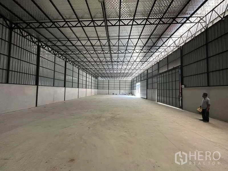 คลังสินค้า ให้เช่าในKhlong Sam Wa, Bangkok - พื้นที่โกดังโล่ง หลังคาฉนวน ผนังเมทัลชีท ประตูบานใหญ่ด้านข้าง