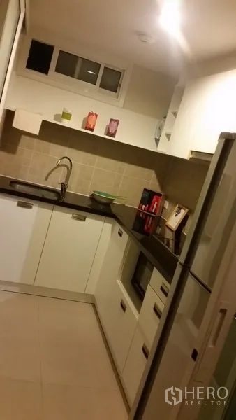 คอนโด ให้เช่าในKhlong San, Bangkok - ครัวรูปตัวแอลสไตล์โมเดิร์น ตู้สีขาว เคาน์เตอร์หินแกรนิต และตู้เย็นขนาดใหญ่