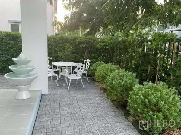 บ้าน ให้เช่า - ลานกระเบื้องและสวนส่วนตัว พร้อมชุดโต๊ะสนามสีขาวและน้ำพุชั้น