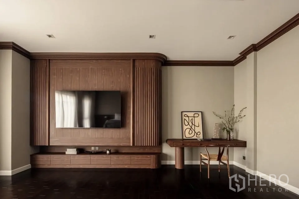 Detached House for rent or sale in Lat Krabang, Bangkok - Media wall with wood paneling, mounted TV, and a small study desk corner.