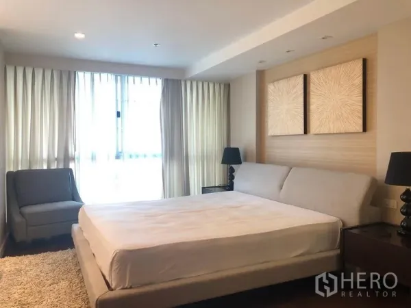 คอนโด ให้เช่าในPathum Wan, Bangkok - ห้องนอนกว้าง เตียงคิง ภาพตกแต่ง และผ้าม่านเต็มความสูง