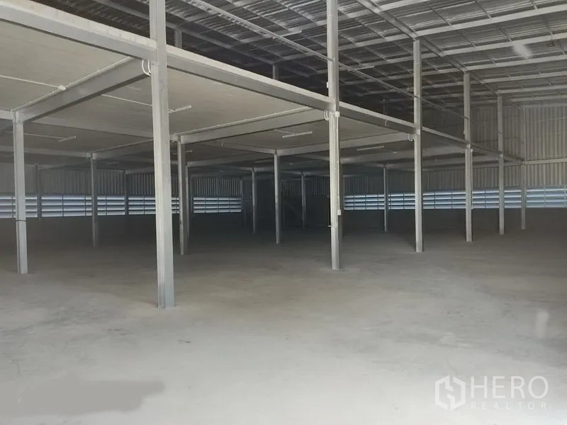 货栈 出租在Bang Kapi, Bangkok - 仓库内部深景，连续夹层与柱网清晰可见。