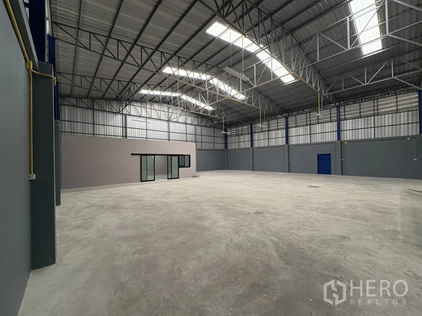 คลังสินค้า ให้เช่าในBang Phli, Samut Prakan - ภาพพาโนรามาพื้นที่โกดังโล่ง ใต้หลังคาเมทัลชีทมีช่องแสงสกายไลต์